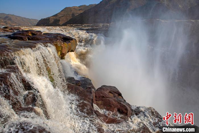 壶口瀑布迎来三月观瀑季花水相应游人如织