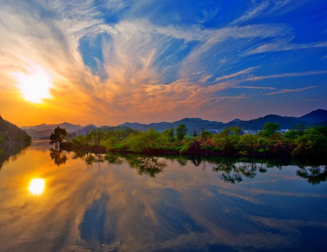 日出江花红胜火