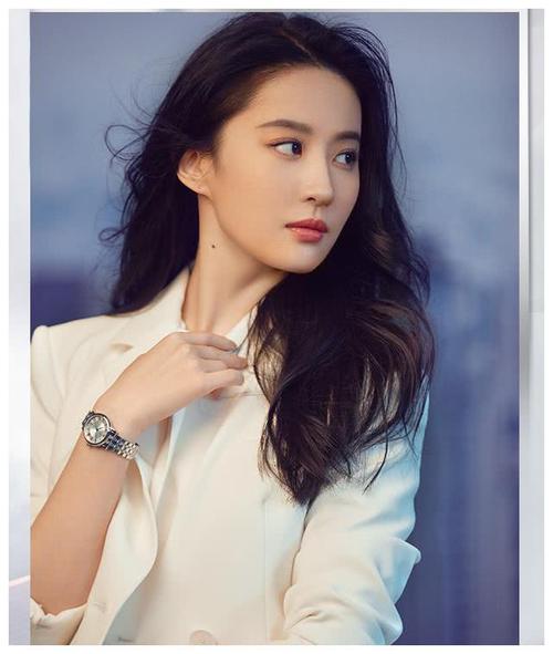 刘亦菲戴天梭从未失手!穿白色西装美貌在线鲨人,攻气十足女总裁