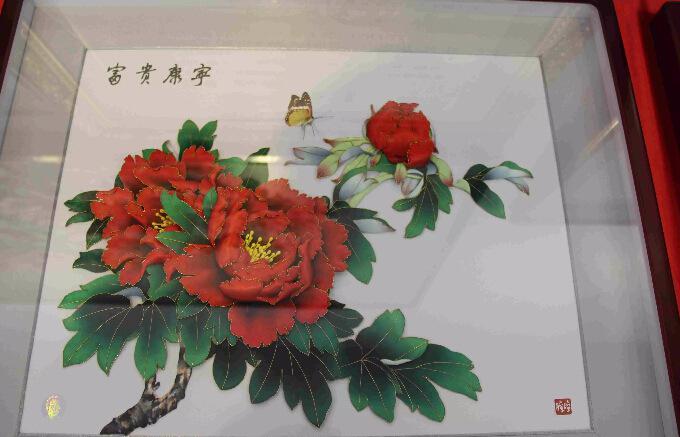 滕氏布糊画继承和发扬了中国画特色和中国传统艺术风格,创作技法集