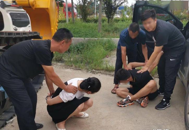 女嫌疑人小甜和男友准备弃车逃跑,被民警现场擒获.