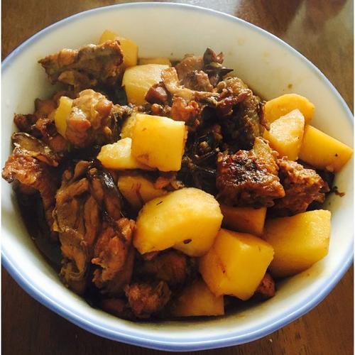土豆炖鸡架