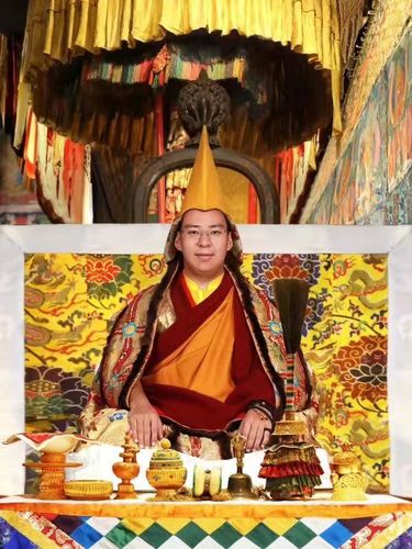 十一世班禅额尔德尼·确吉杰布大师为疫区捐赠善款,念经祈福