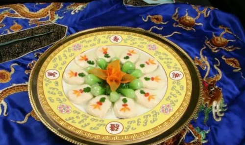 关于厉家菜 "厉家菜"源自于清朝宫廷御膳,清朝同治,光