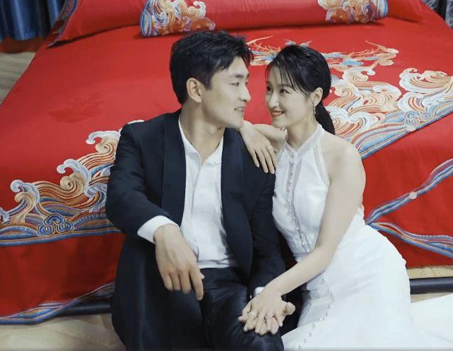 王彦霖艾佳妮回母校拍婚纱,校园牵手漫步上演逆光吻,夫妻相超足