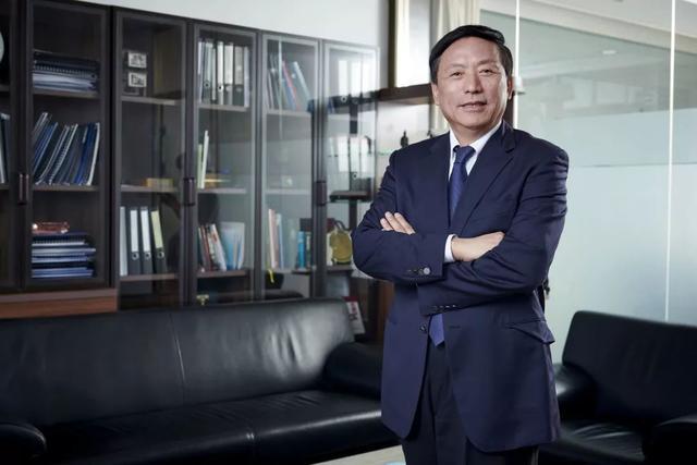 在国内捞金上百亿,一家三口却移民他国