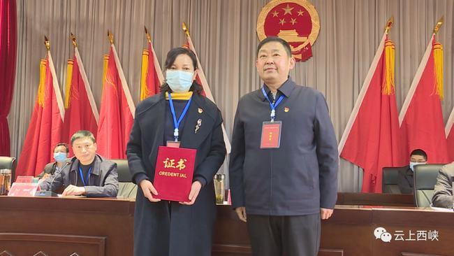 县人大常委会主任靳社强为白羽街道议政代表颁发证书.