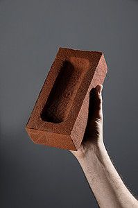 灰色场景背景手拿砖头的男人背景