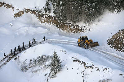 天山果子沟再次雪崩14人失踪(图)