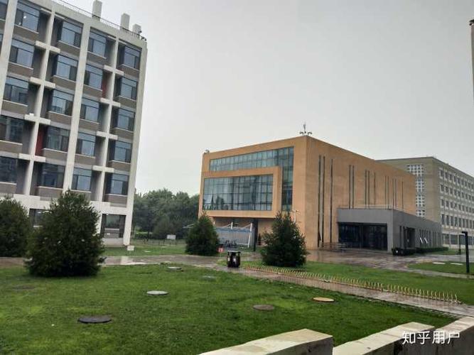 中央财经大学的宿舍条件如何?校区内有哪些生活设施?