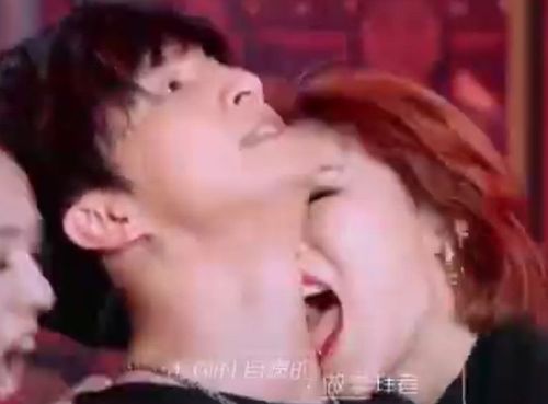 薛之谦演唱《初学者》被伴舞小姐姐伸舌头舔脖子
