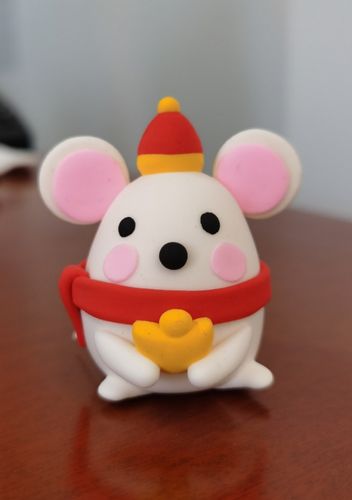 第九步:用红色和黄色粘土做一顶帽子,超级可爱的小老鼠就制作完毕啦!