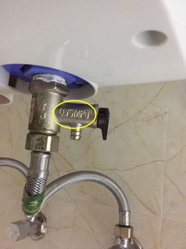 家住高层,热水器一烧水阀门就漏水,业主:阀门给关了不