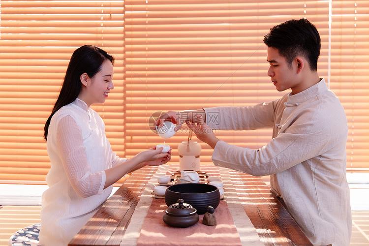 品茶的情侣