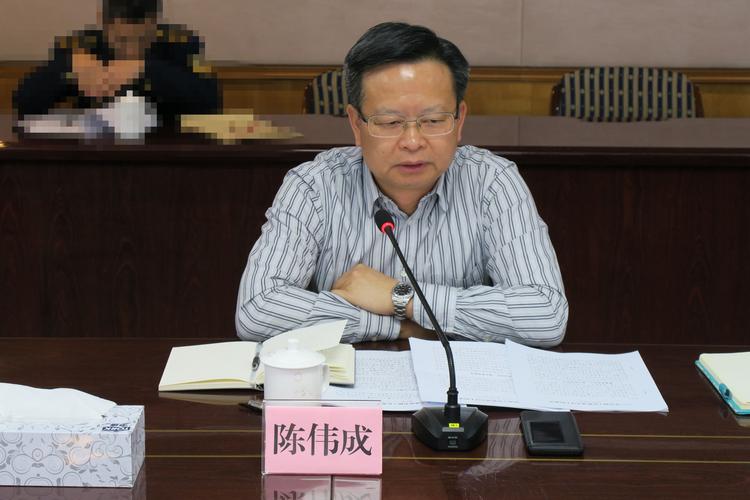 图为:陈伟成常委就我市治超工作进行部署陈伟成常委在听取市交通运输