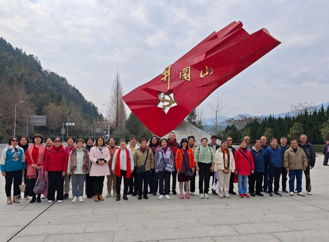 井冈山位于吉安市境内,是"中国革命的摇篮;1927年10月