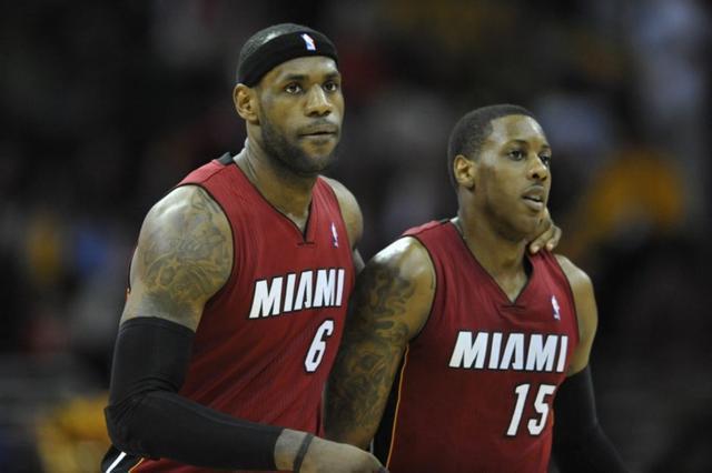 奥尼尔魔术和太阳时期身穿32号球衣,湖人时期34号,骑士33号,凯尔特人