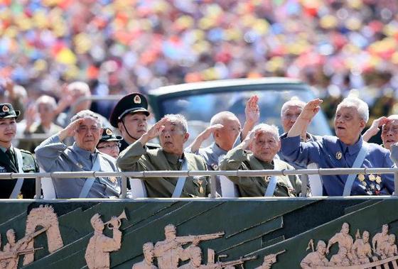 抗战老同志方队接受检阅 年龄最大老兵102岁