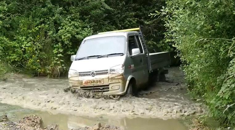 带分时四驱的东风小康自卸微卡,爬山过河很轻松,英国
