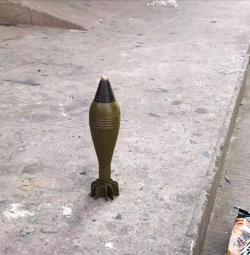 市场里发现迫击炮弹,特警出动