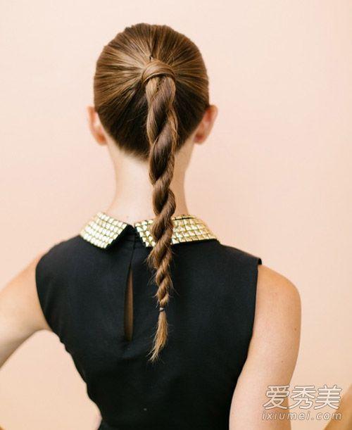 还有这样一款扭转马尾辫,也是用两股辫子扎头发的典范呢,个性时尚.