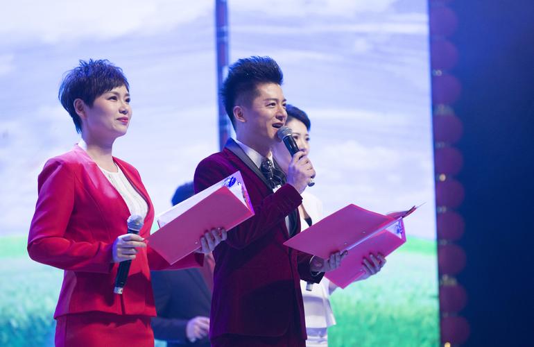 菏泽广电主持人播音员齐上阵 春晚现场表演精彩朗诵