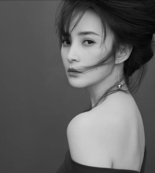 虽然年龄在增长,在蒋勤勤的身上却丝毫没有岁月的痕迹,大秀小蛮腰展露