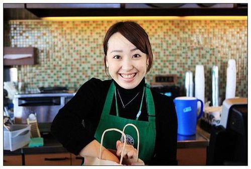 有着温婉笑容的环水公园店店员