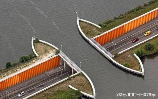 短的水上桥梁,穿过公路,汽车在水下行走,小船在路上游泳