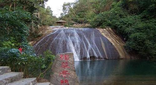 古东森林瀑布景色