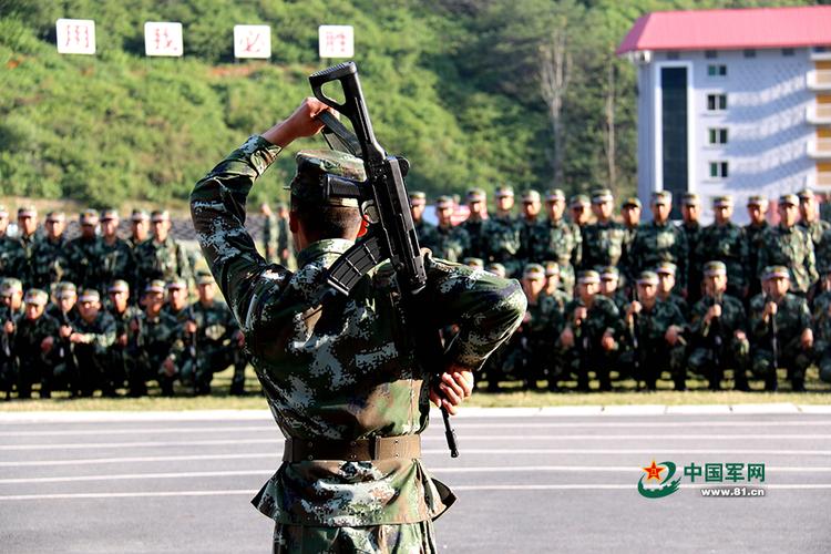 10月28日,武警四川总队凉山支队新训教官在示范肩枪动作.李结义 摄