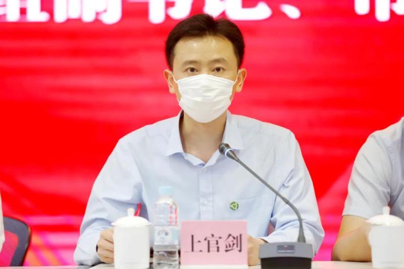 上官剑曾长期在上海市虹口区工作,曾任共青团虹口区委书记,虹口区广中