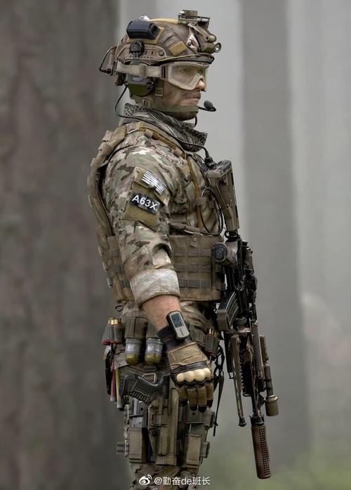 看看美国海豹突击队,装备有先进的步枪,头盔,夜视仪,防弹衣