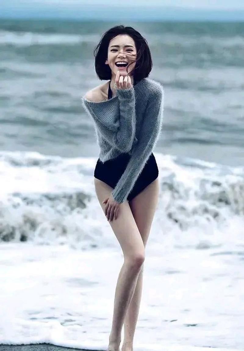 戚薇海滩大片,身材逆天.
