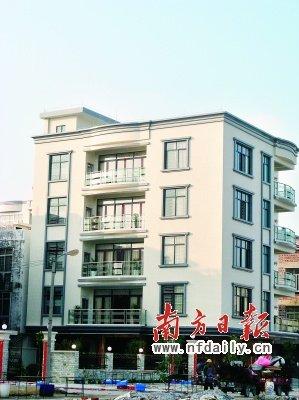 公安局长迁豪宅千人排队送红包 已被停职