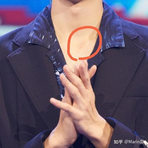 来个龚俊老粉说说最强大佬的锁骨草莓印