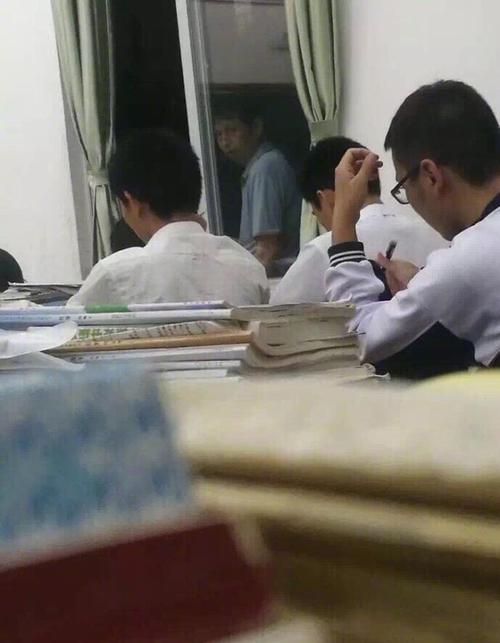 手机临死前记录下的最后一刻,来自班主任的死亡凝视,太吓人了