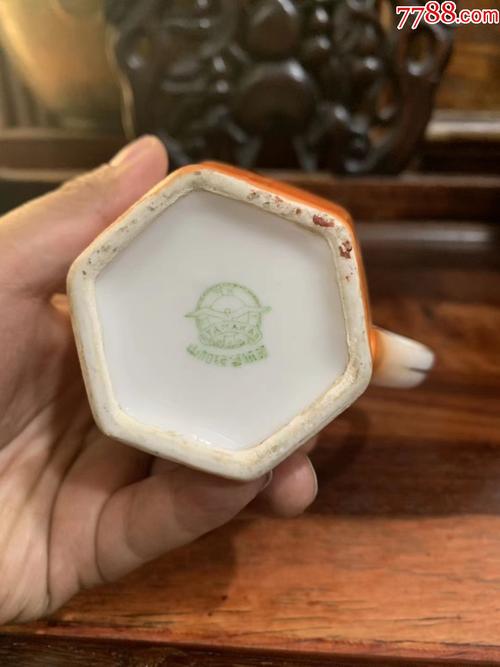 民国山加硬质瓷器鱼藻纹喷红六角口杯