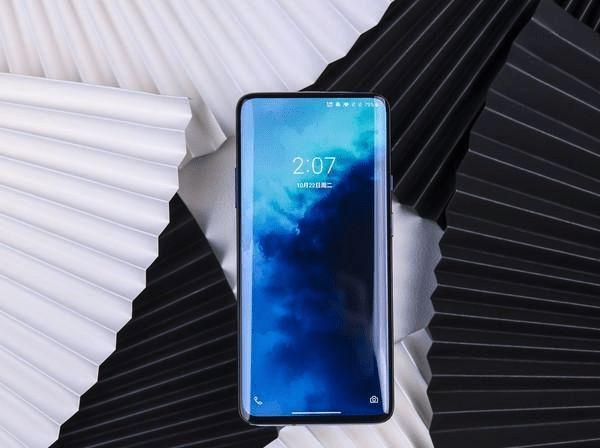 这次oneplus7tpro没有跟上后置方案的浴霸设计,还挺让我吃惊的,毕竟