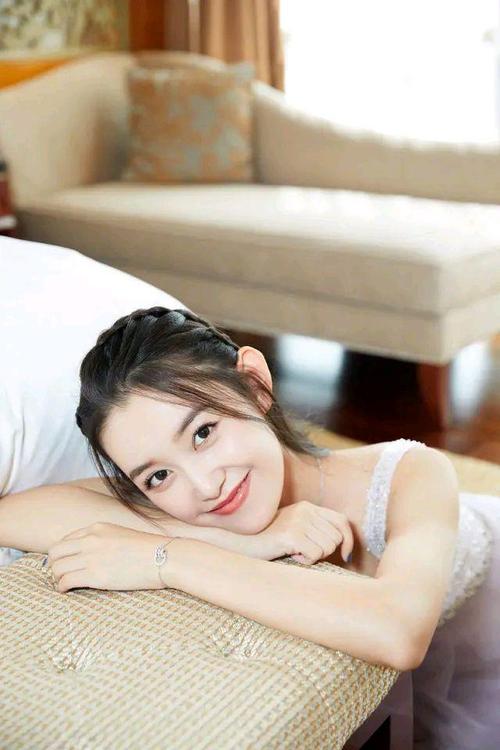 蒋依依精美壁纸:甜美的笑容总是令人陶醉,你是否一样喜欢呢!