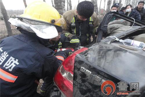 莱州市程郭镇二十里堡发生车祸,中队迅速出动1车7名官兵往事发现场