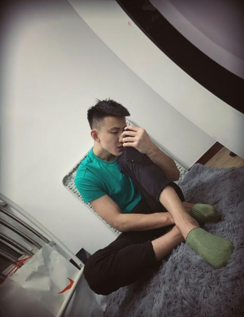 弯直不明已经结婚的朱宦霖 上演直播掉浴巾的邓梓杭 以及