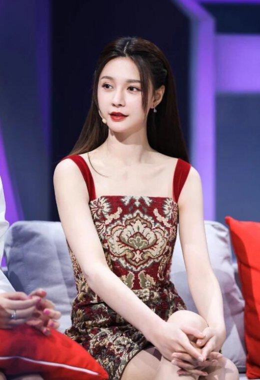 湖南卫视沈梦辰等"四小花"组"助爱姐妹团"助力"云相亲"