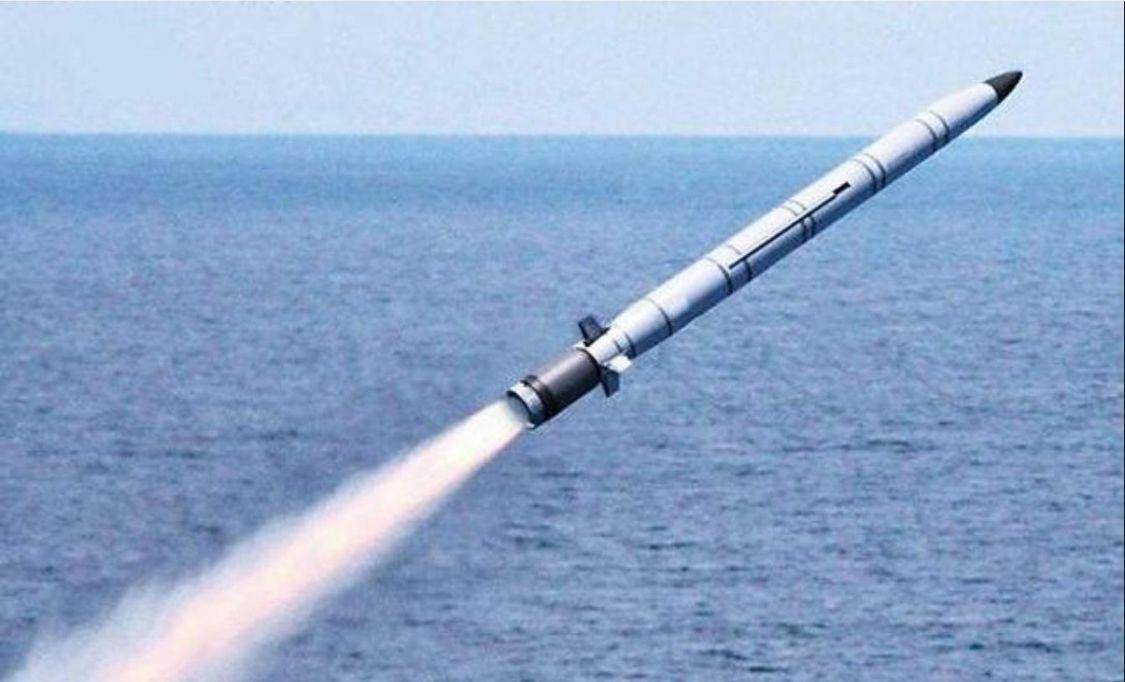 为何新舰标配鹰击18,老舰改装鹰击12,两种超音速导弹大不同