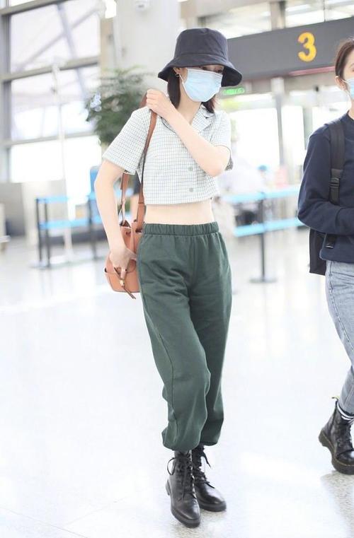 李沁原来这么性感,紧身无痕衣穿出凹凸感,身材丰满让人挪不开眼