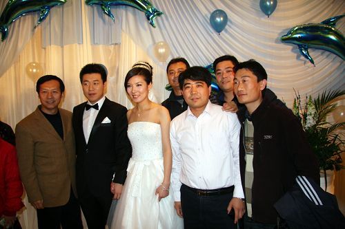 图文:杜丽庞伟幸福大婚 嘉宾与新人合影