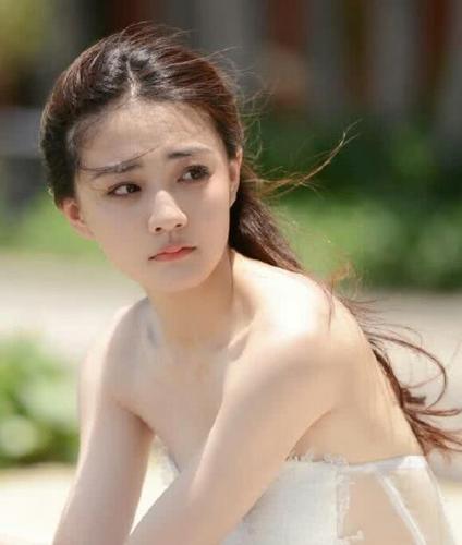 梁洁25岁,鞠婧祎25岁,徐璐25岁,都不及她来得惊艳