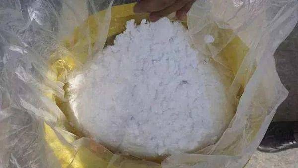 宴请桌上,竟然摆着毒品供客人享用?