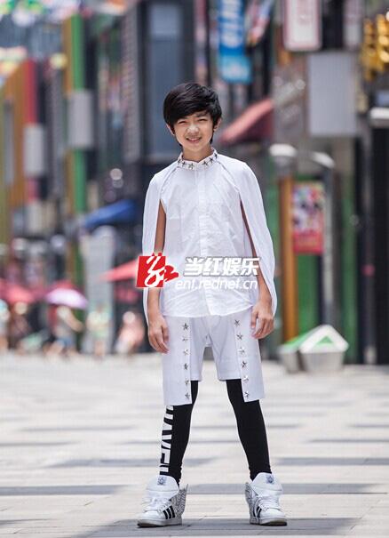 《中国新声代》一身白衣战袍打扮的封迪是不少女观众心中的白马王子