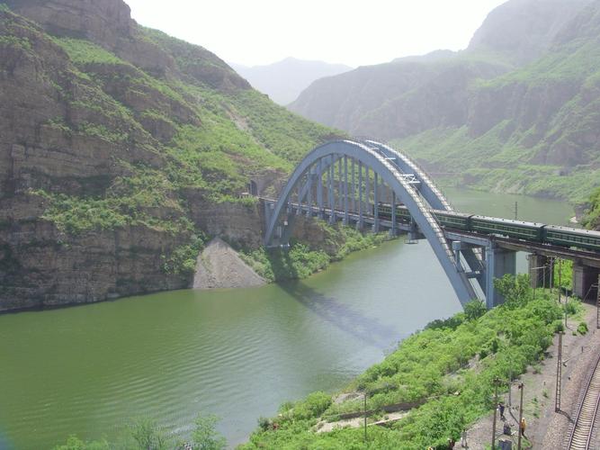 亚洲第一桥珍珠湖风景区位于门头沟永定河流域山峡之中,湖面狭长,两岸